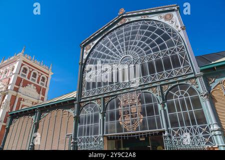 Palencia, Spanien. August 2024. Außenansicht des Mercado de Abastos, ein traditionelles Marktgebäude aus Eisen, das 1898 eingeweiht wurde Stockfoto