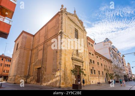 Palencia, Spanien. August 2024. Außenansicht der Kirche San Agustín in der Calle Mayor Stockfoto