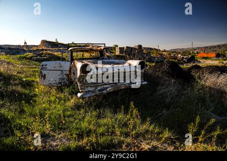 Der alte weiße Pickup-Truck wurde in der Natur verlassen Stockfoto
