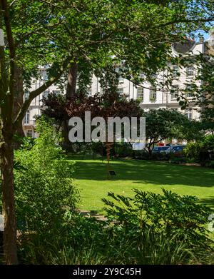 London - 06 15 2022: Blick auf den Park am Belgrave Square Stockfoto