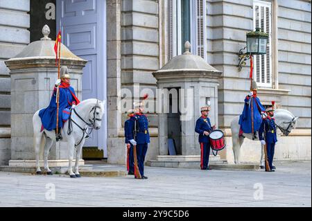 Madrid, Spanien - 5. Oktober 2024: Eine Gruppe von Soldaten der Zeremonialeinheit führt den Wachwechsel im Außenbereich des Königlichen PAL durch Stockfoto