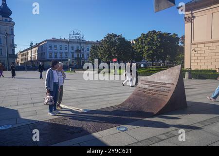 Krakau, Polen . 10 Oktober 2024 Menschen gehen in der hellen Herbstsonne vorbei an dem Ryszard Kukliński Denkmal in Krakau, das von Czesław Dźwigaj und Krzysztof Lenartowicz entworfen wurde, da die Temperaturen voraussichtlich 21celsius erreichen. Ryszard Kukliński war eine umstrittene Figur in der polnischen Armee und ein Spion des Kalten Krieges für die NATO, der streng geheime sowjetische Dokumente an die CIA weitergab, einschließlich sowjetischer Pläne für die Invasion Westeuropas. Ryszard Kukliński wurde posthum vom polnischen Präsidenten Andrzej Duda zum Brigadegeneral befördert. . Gutschrift. Amer Ghazzal/Alamy Live News Stockfoto