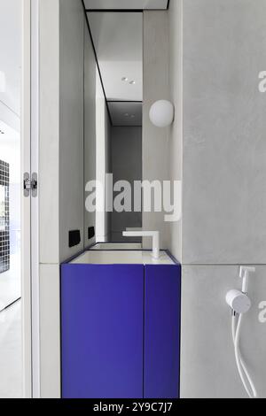 Erleben Sie modernes minimalistisches Badezimmer-Design mit stilvollen und funktionalen Elementen Stockfoto