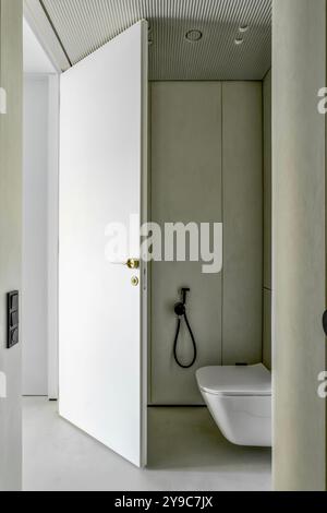 Dies ist ein modernes Badezimmer mit minimalistischer Design-Ästhetik für einen eleganten Look Stockfoto