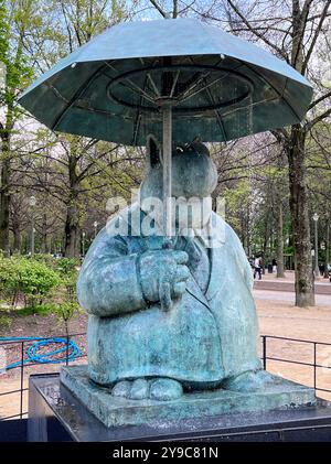 Statue der berühmten Katze Le Chat im Parc de Bruxelles in Brüssel von Philippe Geluck, die einen Schirm hält und die skurrile und verspielte Stadtszene festnimmt Stockfoto