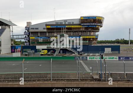 Hauptsitz des Automobile Club de L'Ouest, an der Seite des Bugatti Circuit, innerhalb des legendären Circuit des 24 Heures. Le Mans Stockfoto