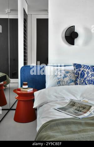 Ein modernes Schlafzimmer mit stilvollem Dekor und einzigartigen zeitgenössischen Elementen, die inspirieren Stockfoto