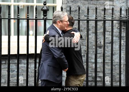 London, Großbritannien. Oktober 2024. Kier Starmer Premierminister des Vereinigten Königreichs trifft sich mit Wolodymr Zelenskyy Preident aus der Ukraine außerhalb der Downning Street Credit: MARTIN DALTON/Alamy Live News Stockfoto