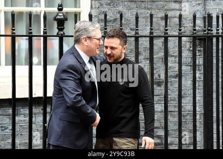 London, Großbritannien. Oktober 2024. Kier Starmer Premierminister des Vereinigten Königreichs trifft sich mit Wolodymr Zelenskyy Preident aus der Ukraine außerhalb der Downning Street Credit: MARTIN DALTON/Alamy Live News Stockfoto