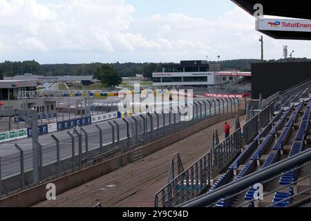 Blick von einer der Tribünen auf der Start- und Endlinie des Bugatti Circuit, Circuit de la Sarthe, Le Mans, Pays de la Loire, Frankreich Stockfoto