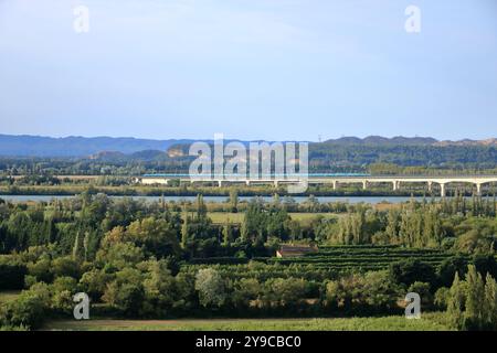 Die lange Brücke Viaduc Double Ferroviaire über die Rhone für TGV-Züge in der Nähe von Avignon in der Provence, Frankreich Stockfoto