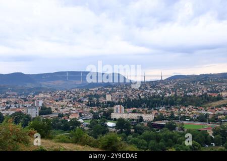 Blick aus der Vogelperspektive über die Stadt Millau mit dem Viadukt im Hintergrund, Frankreich in Europa Stockfoto