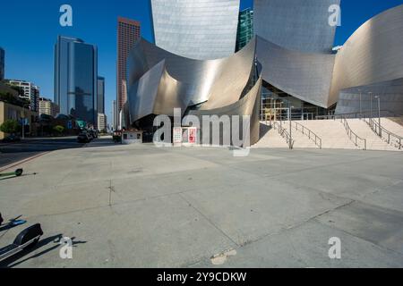 LOS ANGELES – August 2024: Walt Disney Concert Hall in Los Angeles, Kalifornien. Es wurde von Frank Gehry entworfen und am 24. Oktober 2003 eröffnet Stockfoto