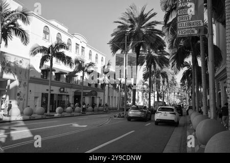 Los Angeles, Kalifornien, USA, August 2024: Der Rodeo Drive ist ein wohlhabendes Einkaufsviertel, das für Designer-Label und Haute Couture Fashion bekannt ist Stockfoto