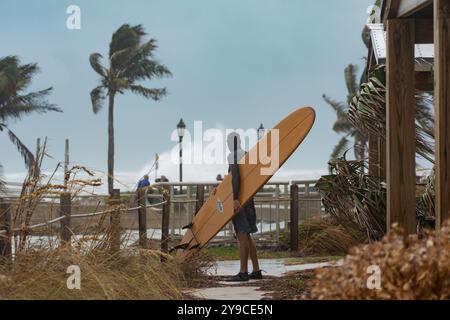 Key West, Usa. Oktober 2024. Ein Surfer blickt auf das Wasser in der Nähe von Higgs Beach in Key West, während sich Hurrikan Milton nähert. Hurrikan Milton wird voraussichtlich am Mittwochabend als großer Hurrikan an der Golfküste Floridas über Land kommen. Quelle: SOPA Images Limited/Alamy Live News Stockfoto