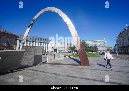 Krakau, Polen . 10 Oktober 2024 Menschen gehen in der hellen Herbstsonne vorbei an dem Ryszard Kukliński Denkmal in Krakau, das von Czesław Dźwigaj und Krzysztof Lenartowicz entworfen wurde, da die Temperaturen voraussichtlich 21celsius erreichen. Ryszard Kukliński war eine umstrittene Figur in der polnischen Armee und ein Spion des Kalten Krieges für die NATO, der streng geheime sowjetische Dokumente an die CIA weitergab, einschließlich sowjetischer Pläne für die Invasion Westeuropas. Ryszard Kukliński wurde posthum vom polnischen Präsidenten Andrzej Duda zum Brigadegeneral befördert. . Gutschrift. Amer Ghazzal/Alamy Live News Stockfoto