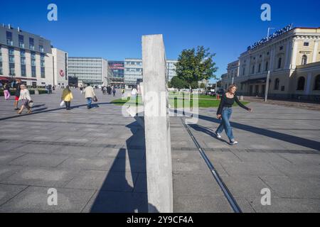 Krakau, Polen . 10 Oktober 2024 Menschen gehen in der hellen Herbstsonne vorbei an dem Ryszard Kukliński Denkmal in Krakau, das von Czesław Dźwigaj und Krzysztof Lenartowicz entworfen wurde, da die Temperaturen voraussichtlich 21celsius erreichen. Ryszard Kukliński war eine umstrittene Figur in der polnischen Armee und ein Spion des Kalten Krieges für die NATO, der streng geheime sowjetische Dokumente an die CIA weitergab, einschließlich sowjetischer Pläne für die Invasion Westeuropas. Ryszard Kukliński wurde posthum vom polnischen Präsidenten Andrzej Duda zum Brigadegeneral befördert. . Gutschrift. Amer Ghazzal/Alamy Live News Stockfoto