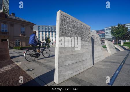 Krakau, Polen . 10 Oktober 2024 Menschen gehen in der hellen Herbstsonne vorbei an dem Ryszard Kukliński Denkmal in Krakau, das von Czesław Dźwigaj und Krzysztof Lenartowicz entworfen wurde, da die Temperaturen voraussichtlich 21celsius erreichen. Ryszard Kukliński war eine umstrittene Figur in der polnischen Armee und ein Spion des Kalten Krieges für die NATO, der streng geheime sowjetische Dokumente an die CIA weitergab, einschließlich sowjetischer Pläne für die Invasion Westeuropas. Ryszard Kukliński wurde posthum vom polnischen Präsidenten Andrzej Duda zum Brigadegeneral befördert. . Gutschrift. Amer Ghazzal/Alamy Live News Stockfoto