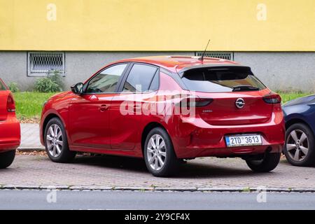 OSTRAVA, TSCHECHIEN - 25. SEPTEMBER 2023: Kleiner Fließheck Opel Corsa F, auf der Straße geparkt, Rückansicht Stockfoto