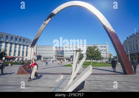 Krakau, Polen . 10 Oktober 2024 Menschen gehen in der hellen Herbstsonne vorbei an dem Ryszard Kukliński Denkmal in Krakau, das von Czesław Dźwigaj und Krzysztof Lenartowicz entworfen wurde, da die Temperaturen voraussichtlich 21celsius erreichen. Ryszard Kukliński war eine umstrittene Figur in der polnischen Armee und ein Spion des Kalten Krieges für die NATO, der streng geheime sowjetische Dokumente an die CIA weitergab, einschließlich sowjetischer Pläne für die Invasion Westeuropas. Ryszard Kukliński wurde posthum vom polnischen Präsidenten Andrzej Duda zum Brigadegeneral befördert. . Gutschrift. Amer Ghazzal/Alamy Live News Stockfoto