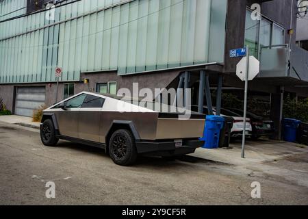 Tesla Cybertruck steht vor einem Gebäude Stockfoto