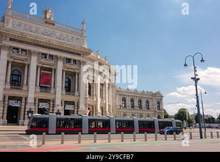 WIEN, ÖSTERREICH - 28. JULI 2021: Burgtheater in Wien, Österreich mit lokaler Straßenbahn Stockfoto