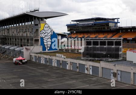 Blick auf die Rückseite der Gruben und den Automobile Club de L'Ouest an der Seite des Bugatti Circuit, innerhalb des Le Mans Circuit des 24 Heures. Stockfoto