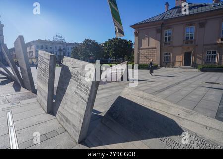 Krakau, Polen . 10 Oktober 2024 Menschen gehen in der hellen Herbstsonne vorbei an dem Ryszard Kukliński Denkmal in Krakau, das von Czesław Dźwigaj und Krzysztof Lenartowicz entworfen wurde, da die Temperaturen voraussichtlich 21celsius erreichen. Ryszard Kukliński war eine umstrittene Figur in der polnischen Armee und ein Spion des Kalten Krieges für die NATO, der streng geheime sowjetische Dokumente an die CIA weitergab, einschließlich sowjetischer Pläne für die Invasion Westeuropas. Ryszard Kukliński wurde posthum vom polnischen Präsidenten Andrzej Duda zum Brigadegeneral befördert. . Gutschrift. Amer Ghazzal/Alamy Live News Stockfoto