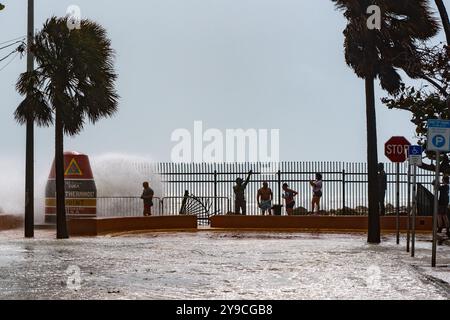 Key West, Usa. Oktober 2024. Straßen überschwemmen um den südlichsten Punkt in Key West, als sich Hurrikan Milton nähert. Hurrikan Milton wird voraussichtlich am Mittwochabend als großer Hurrikan an der Golfküste Floridas über Land kommen. (Foto: Jen Golbeck/SOPA Images/SIPA USA) Credit: SIPA USA/Alamy Live News Stockfoto