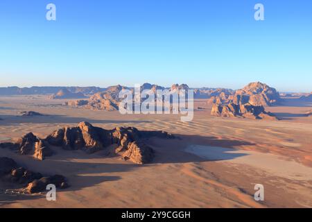 Die berühmte Wüste Wadi Rum in Jordanien aus der Vogelperspektive von einem Heißluftballon aus Stockfoto