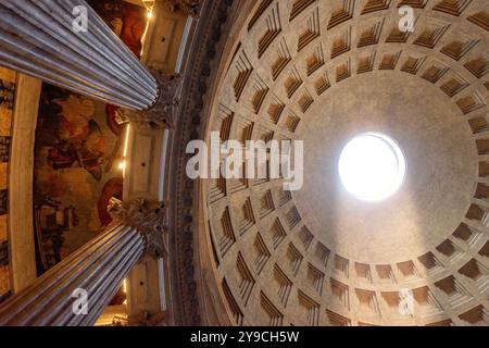 Im Pantheon in Rom unter der Kuppel und den Säulen Stockfoto