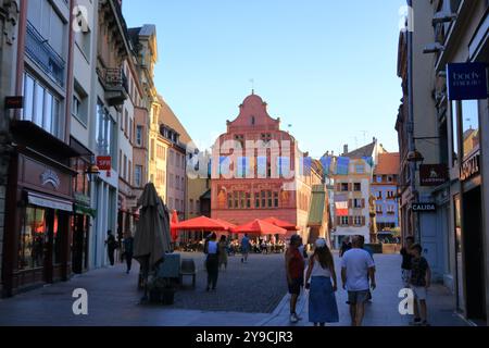 Mulhouse, Elsass, Frankreich - 22. August 2024: Menschen auf dem zentralen Platz des Dorfes mit dem Rathaus Stockfoto