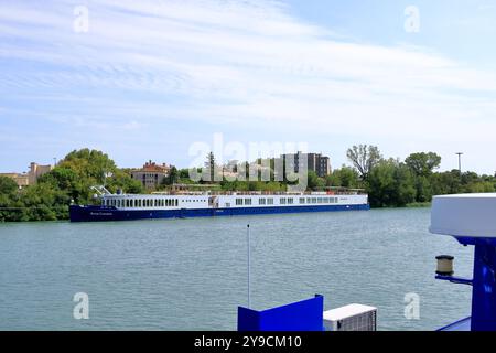 Avignon in Frankreich - 25. August 2024: Boote legen nachmittags auf der Rhone an Stockfoto