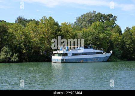 Avignon in Frankreich - 25. August 2024: Boote legen nachmittags auf der Rhone an Stockfoto