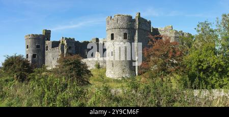 Panoramablick auf die normannische Burg in Manorbier, Pembrokeshire, Wales. Stockfoto