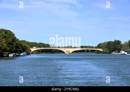 Avignon in Frankreich - 25. August 2024: Rhone bei Avignon an einem sonnigen Tag Stockfoto