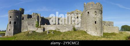 Panoramablick auf die normannische Burg in Manorbier, Pembrokeshire, Wales. Stockfoto