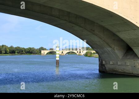 Avignon in Frankreich - 25. August 2024: Pont St. Brücke von benezet (Le pont d'avignon) über die rhone, vom Wasser aus gesehen Stockfoto