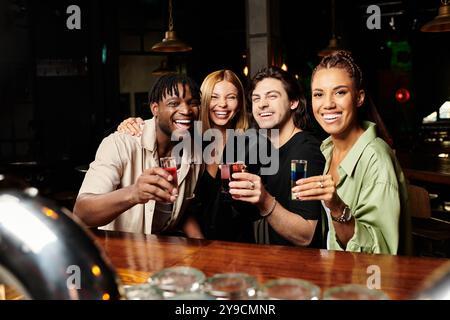 Eine fröhliche Gruppe junger Profis toast auf einem festlichen Firmenevent. Stockfoto