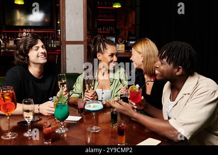 Eine Gruppe verschiedener junger Profis genießt bei einem lebhaften Firmentreffen Drinks und Lachen. Stockfoto