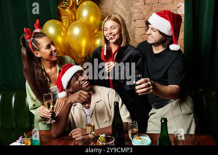 Eine vielfältige Gruppe junger Profis genießt Drinks und lacht bei einer festlichen Firmenveranstaltung. Stockfoto