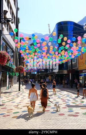 Andorra La Vella in Andorra - 28. August 2024: Menschen gehen in der Handelsstraße Meritxell zum Einkaufen Stockfoto