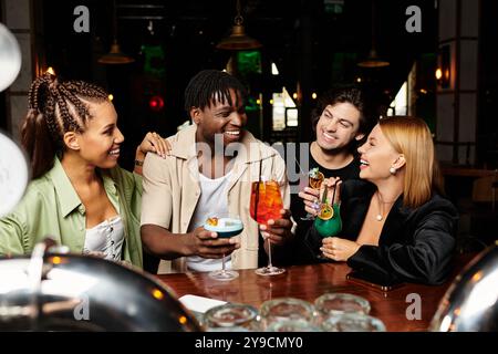 Ein lebhaftes Treffen verschiedener Kollegen, die sich mit bunten Cocktails in fröhlichen Gesprächen unterhalten. Stockfoto