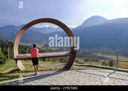 Grau Roig, Pyrenäen in Andorra - 28. August 2024: Im Sommer besuchen die Menschen das Skigebiet Grau Roig am Mirador Circ de Pessons Stockfoto