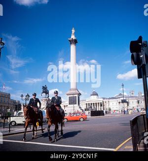 Zwei montierte uniformierte Londoner Polizisten verlassen den Trafalgar Square Stockfoto