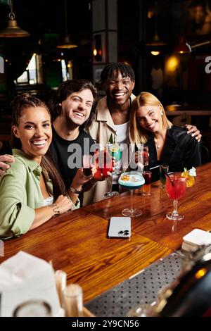 Eine lebhafte Feier mit Freunden, die Cocktails in einer festlichen Umgebung genießen. Stockfoto