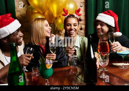 Eine lebhafte Gruppe verschiedener Kollegen, die mit Getränken toasten und die festliche Atmosphäre genießen. Stockfoto