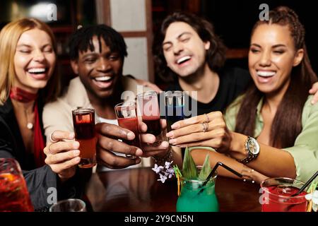 Ein lebhaftes Treffen, bei dem Kollegen lachen und mit bunten Getränken anstoßen, um den Moment zu genießen. Stockfoto