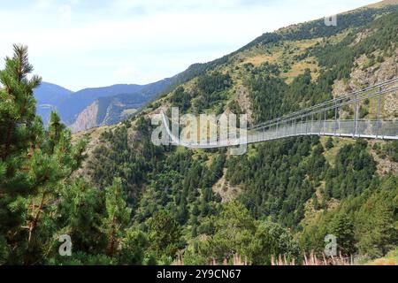 Canillo, Andorra in Europa - 29. August 2024: Menschen gehen auf der längsten tibetischen Brücke Europas Stockfoto