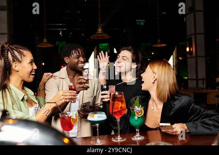 Kollegen zaubern fröhlich bunte Cocktails und genießen gemeinsam die festliche Atmosphäre. Stockfoto